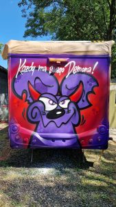 graffiti na przyczepach campingowych