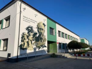 Mural upamiętniający patrona szkoły