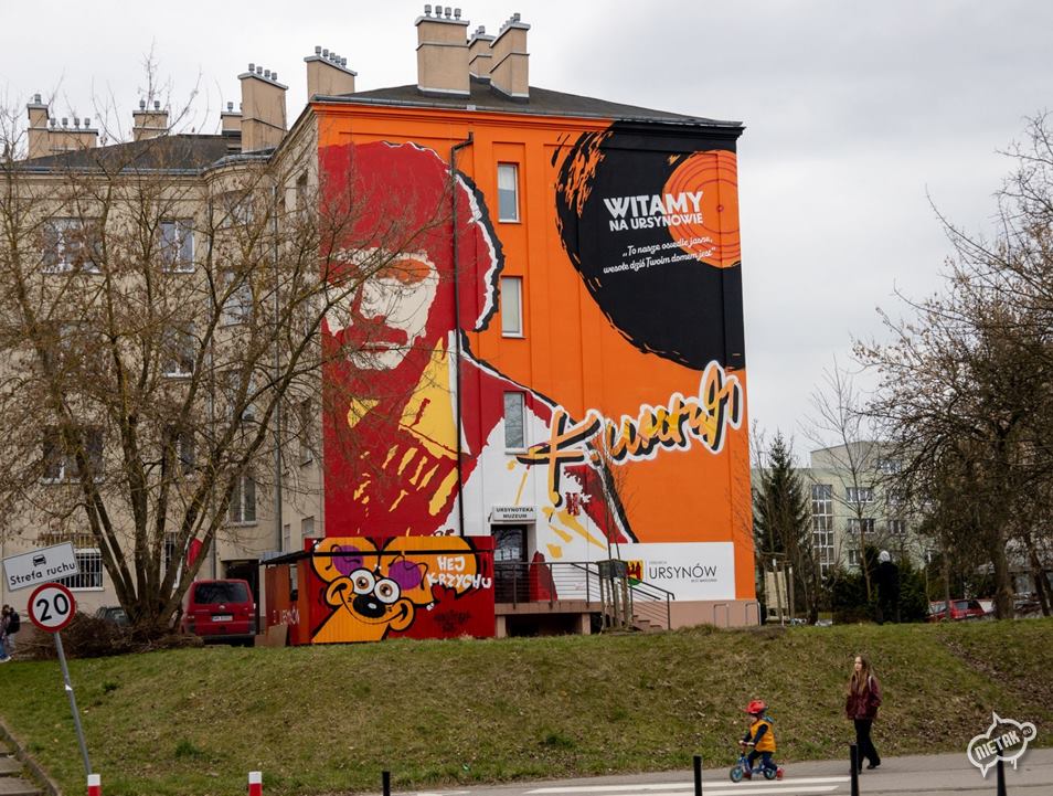 mural na ścianie kamienicy