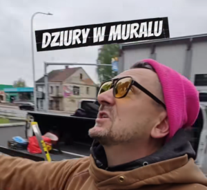 naprawa uszkodzonego muralu